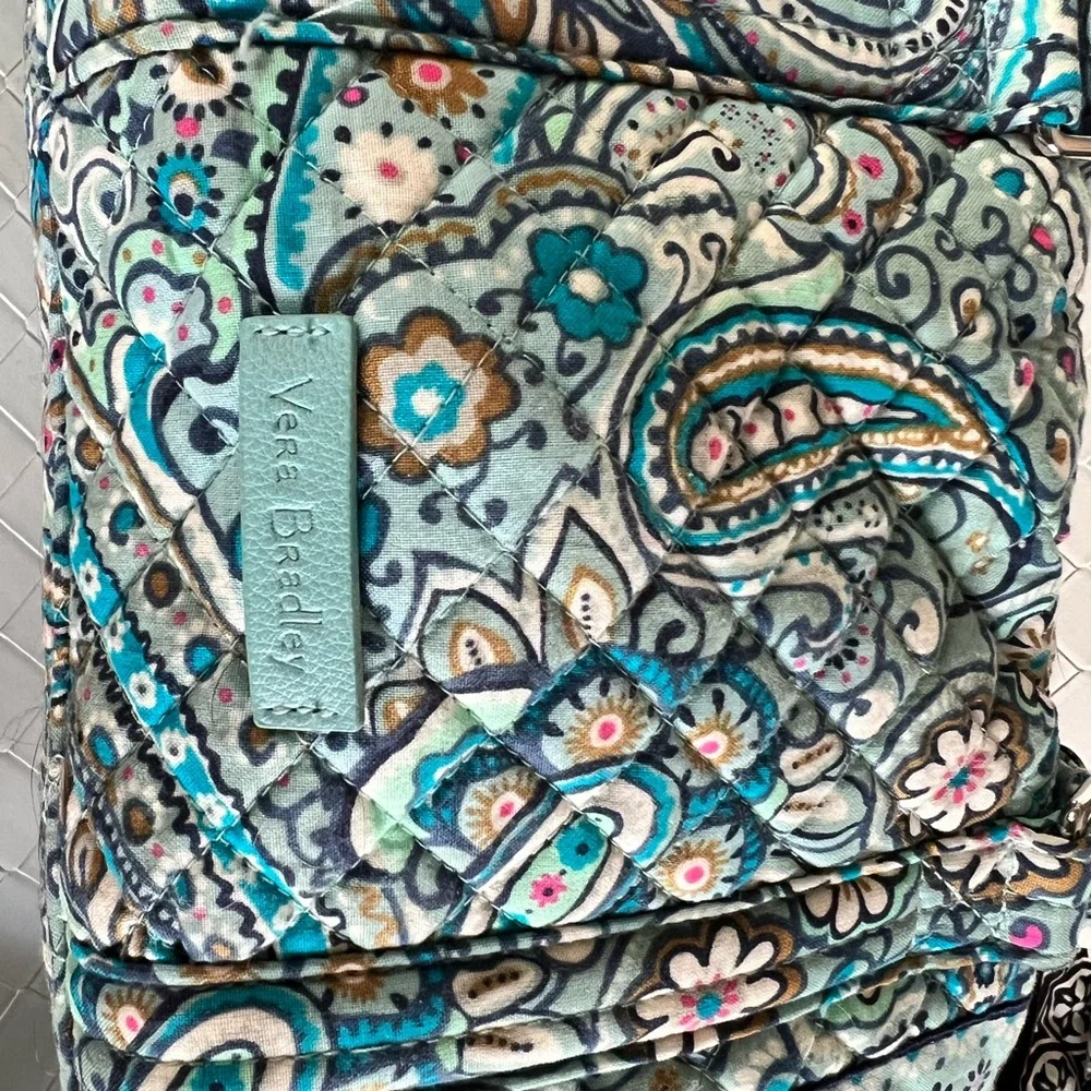 VERA BRADLEY BAG new w/o tags. Immaculately clean!